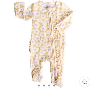 Caden Lane SUNSHINE DAISY RUFFLE ZIPPER FOOTIE